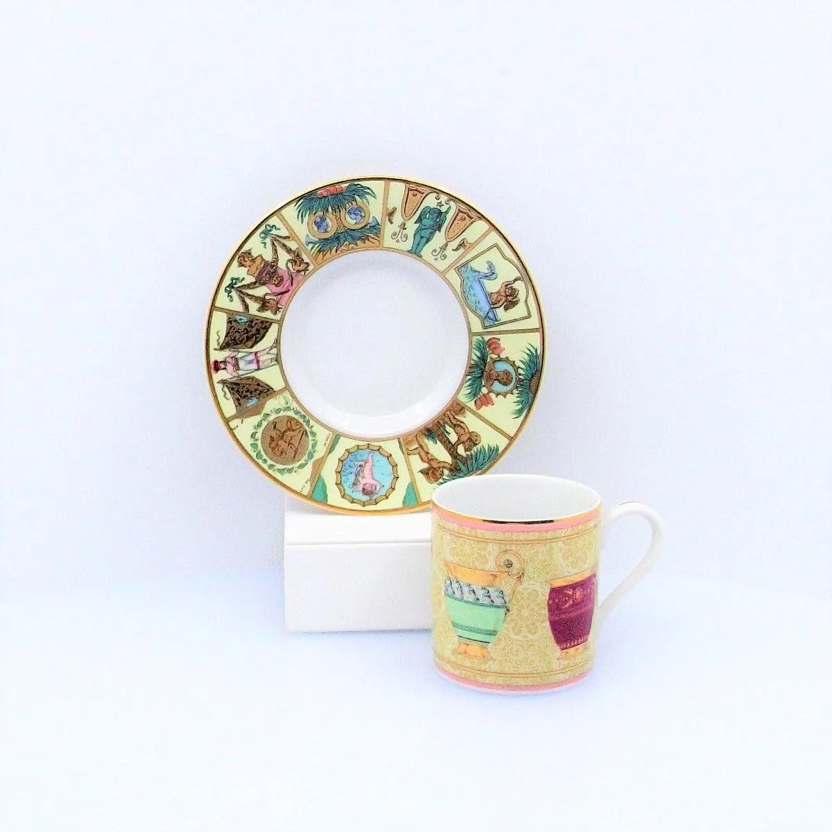 Gucci 1 cup of porcelain coffee decorated with gold finishes A-0559-A