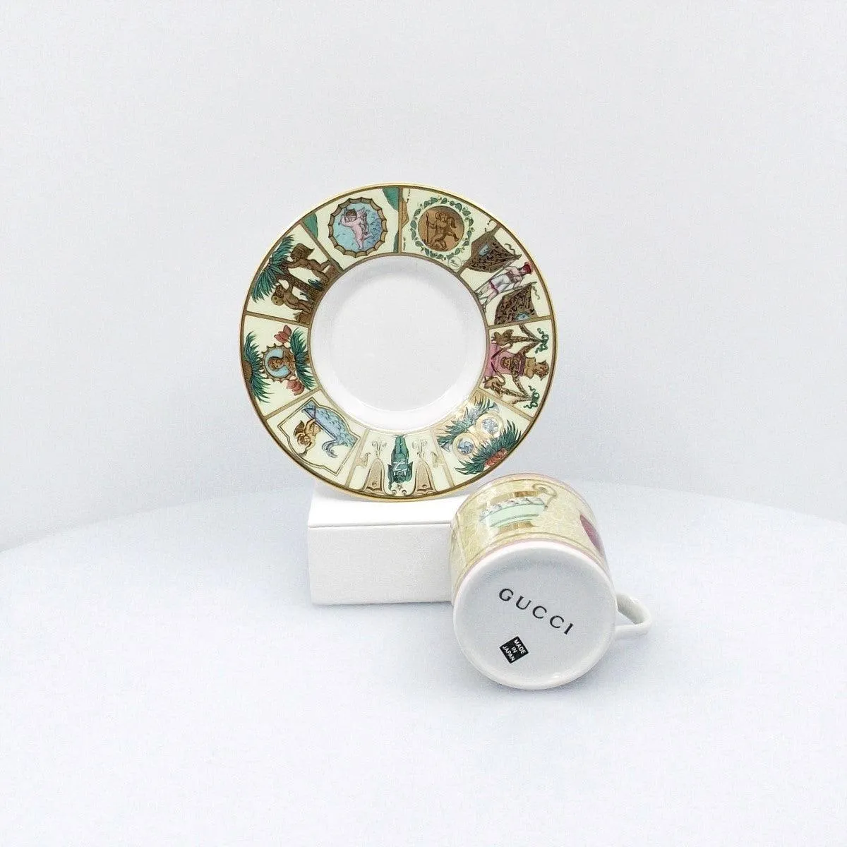 Gucci 1 cup of porcelain coffee decorated with gold finishes A-0559-A