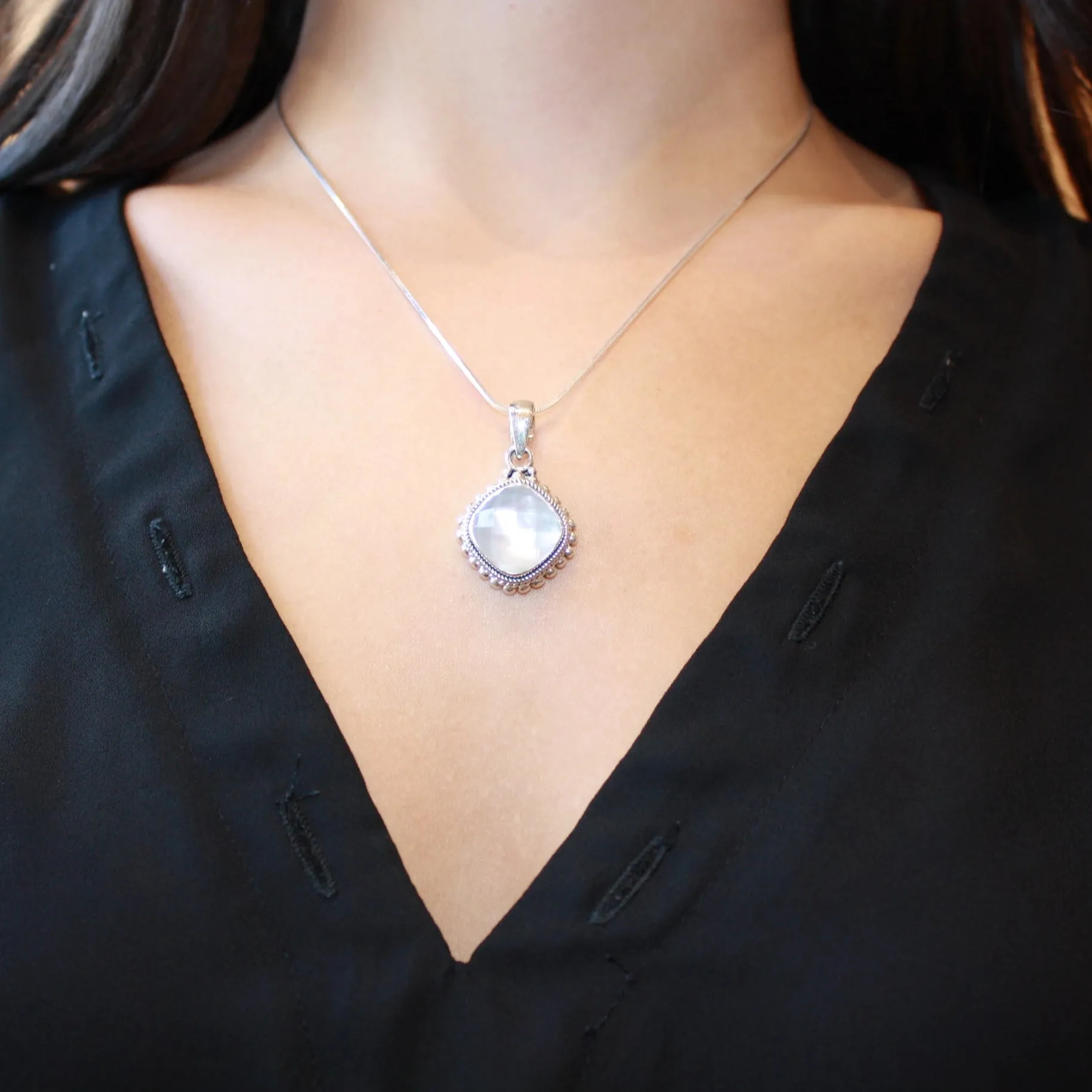ID P002MPF MOTHER OF PEARL & QUARTZ PENDANT
