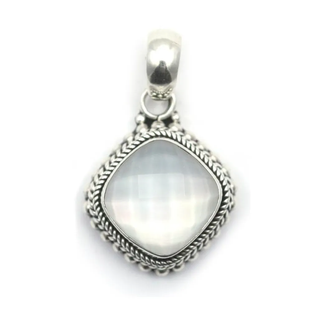 ID P002MPF MOTHER OF PEARL & QUARTZ PENDANT