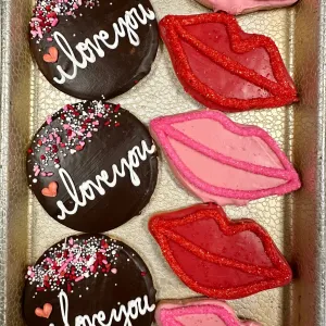 Round I Love You or Lips Decorated Cookies
