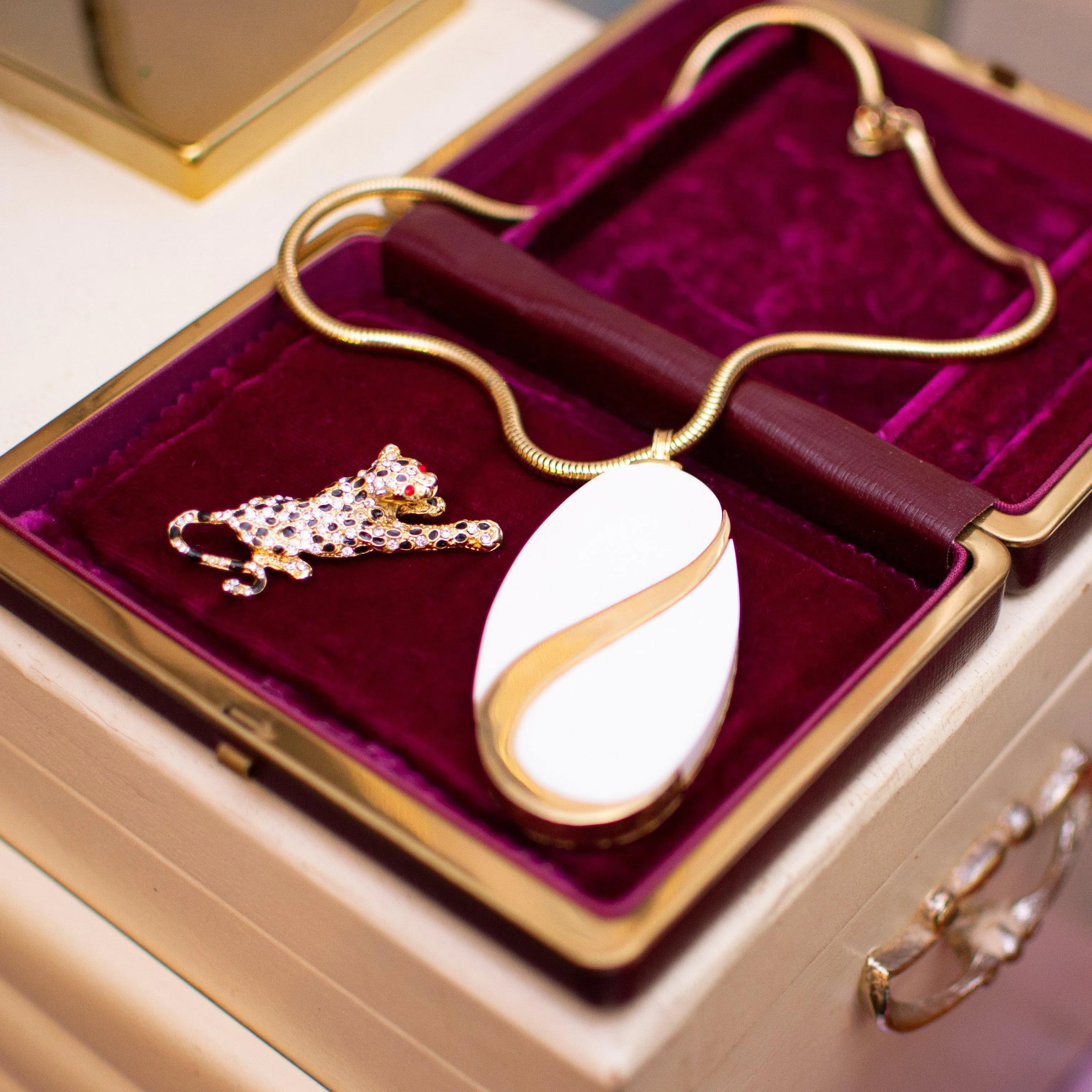 Vintage Alice Caviness White Lucite and Gold Mod Statement Pendant Necklace